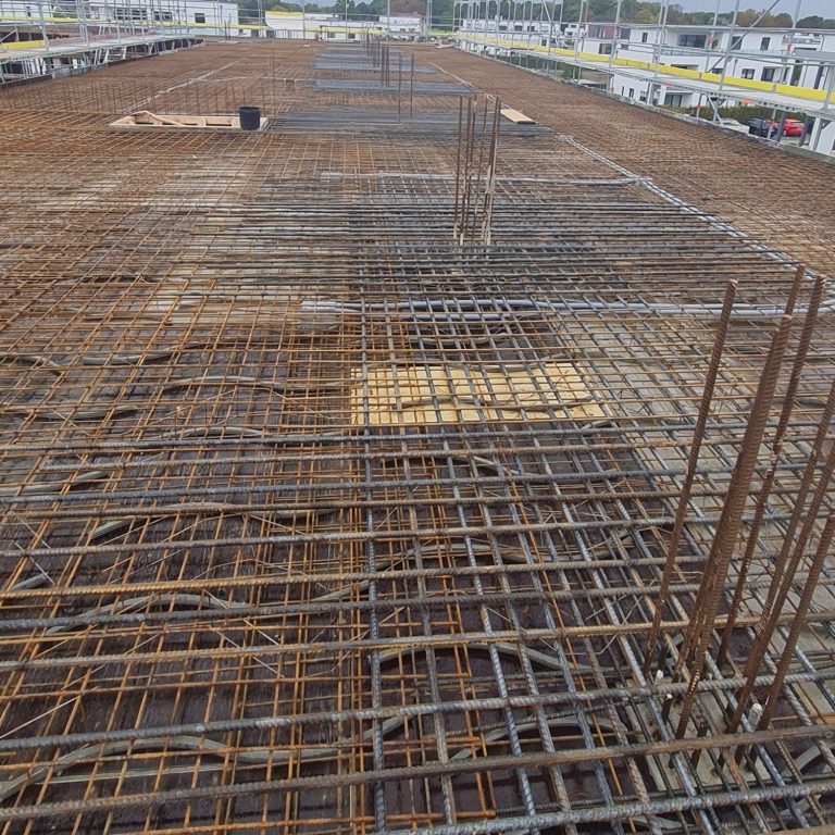Eisenflechter bei der Betonstahlverlegung in Detmold